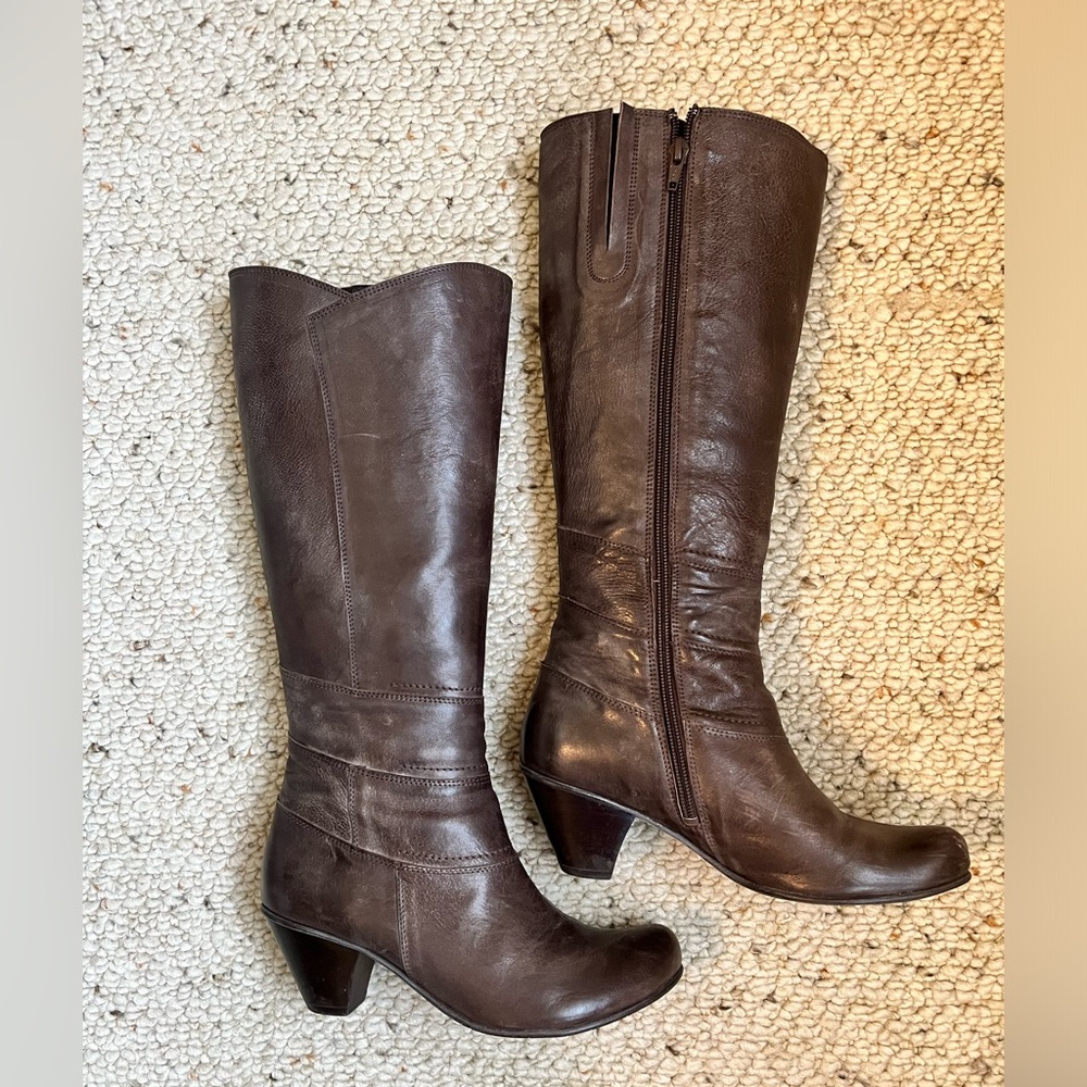 Fidji Elegant Brown Leather Knee-High Boots